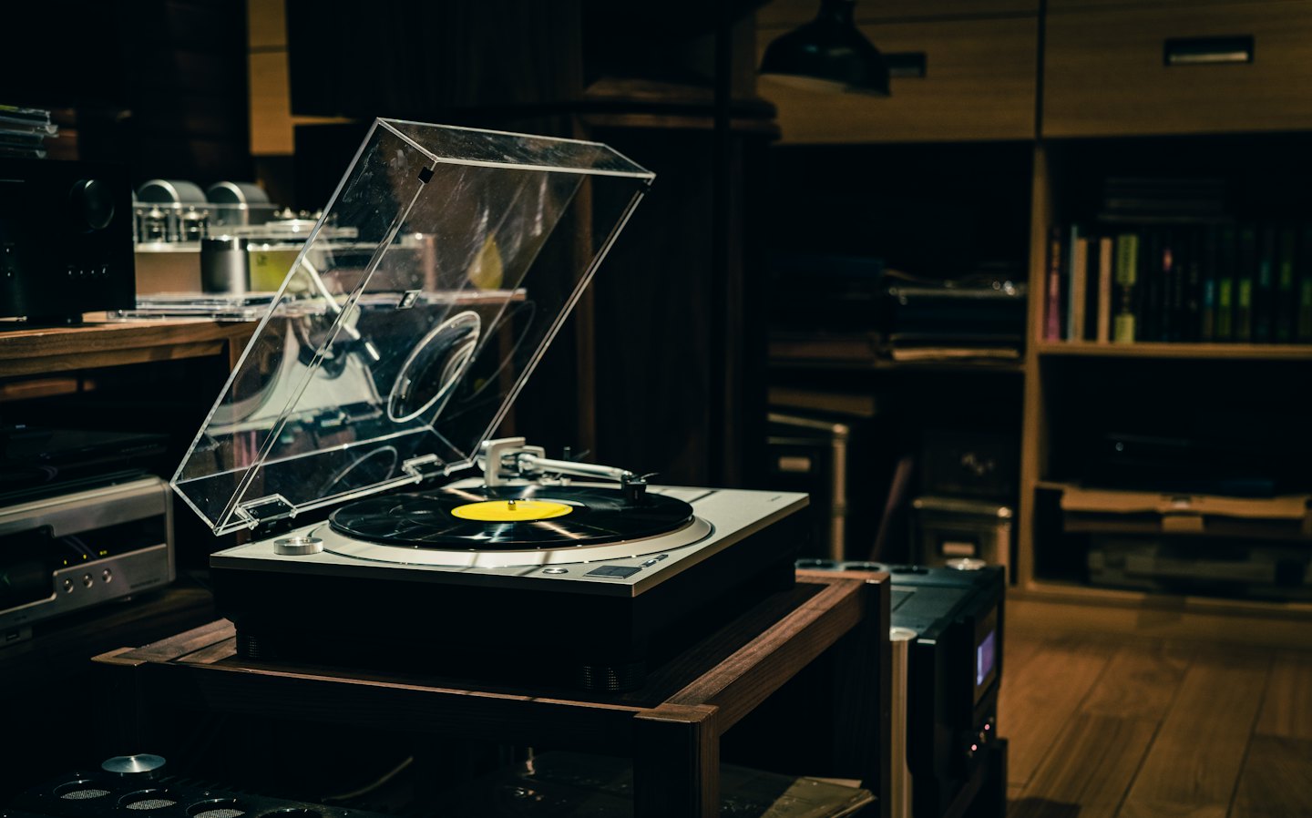 Stary gramofon odtwarzający płytę winylową w domowym pokoju rozrywki.