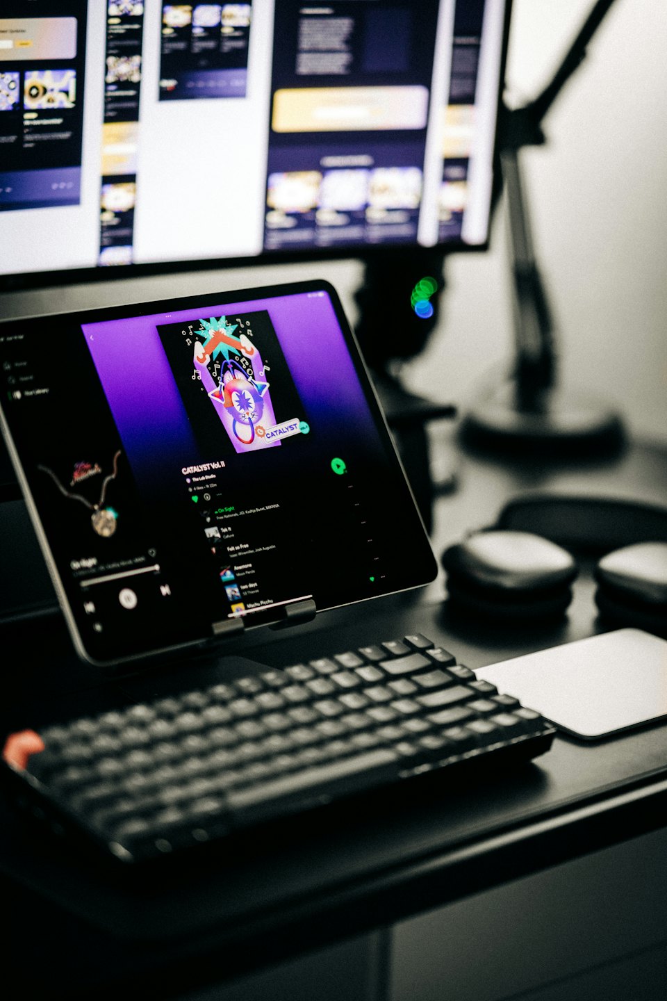 Nowoczesne biurko z tabletem wyświetlającym muzykę.